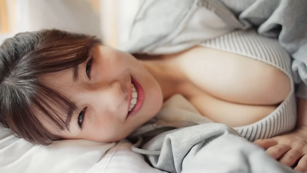 原つむぎ　こんなに谷間全開で乳首ギリギリ下乳丸出しのお姉さんがいたら目が行ってしまいます